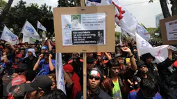 Ribuan buruh melakukan aksi di depan Istana Negara, Jakarta, Selasa (1/9/2015). Dalam aksinya mereka mengajukan beberapa tuntutan diantaranya perlindungan terhadap serbuan tenaga kerja asing di Indonesia. (Liputan6.com/Helmi Fithriansyah)