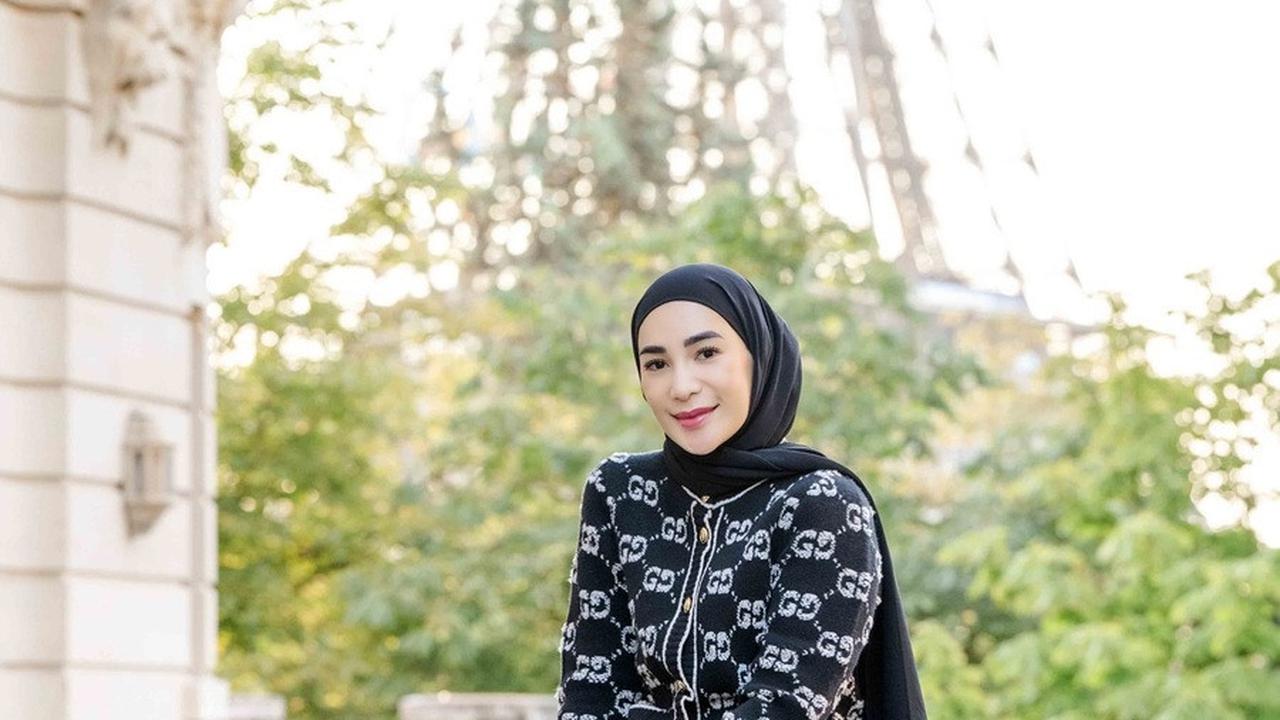 Erina Taulany Tampak Berfoto di Sudut Kota Paris