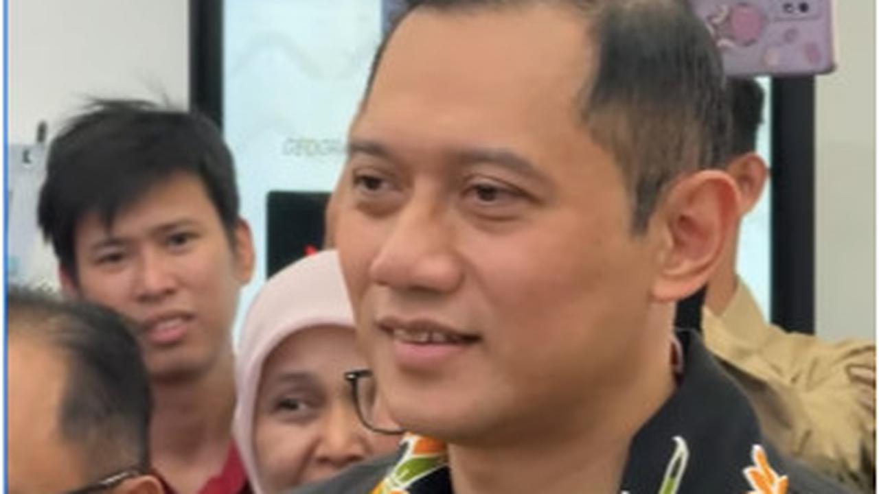 'Pasukan' Serba Ungu Spesial Beri Sambutan Hingga Menteri AHY Terpukau