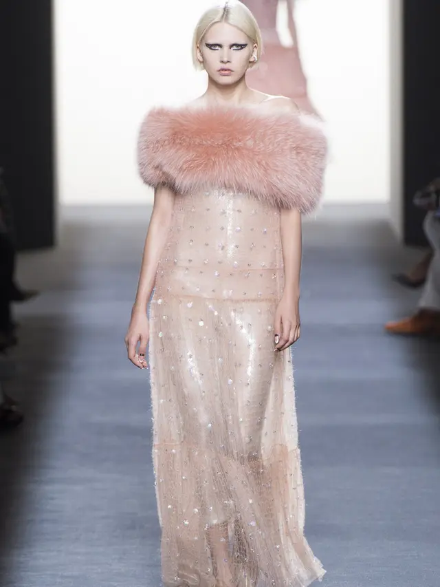 Gaya Perempuan Elite Eropa dengan Fur dalam Koleksi Fendi Haute Couture