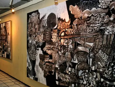Sejumlah lukisan karya Sri Warso Wahono dipajang saat pameran tunggal bertema 'Jakarta 18', Jakarta, Senin (18/5/2015). Pengambilan tema 'Jakarta 18' sendiri berasal dari jumlah pameran tunggal yang telah dilakoni Sri Warso. (Liputan6.com/Yoppy Renato)