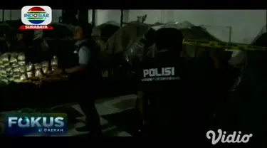 Satreskrim Polrestabes Surabaya, menggerebek pabrik olahan makanan ringan ilegal, beromzet milyaran rupiah per bulan, di Jalan Zamhuri Rungkut Tengah Surabaya.