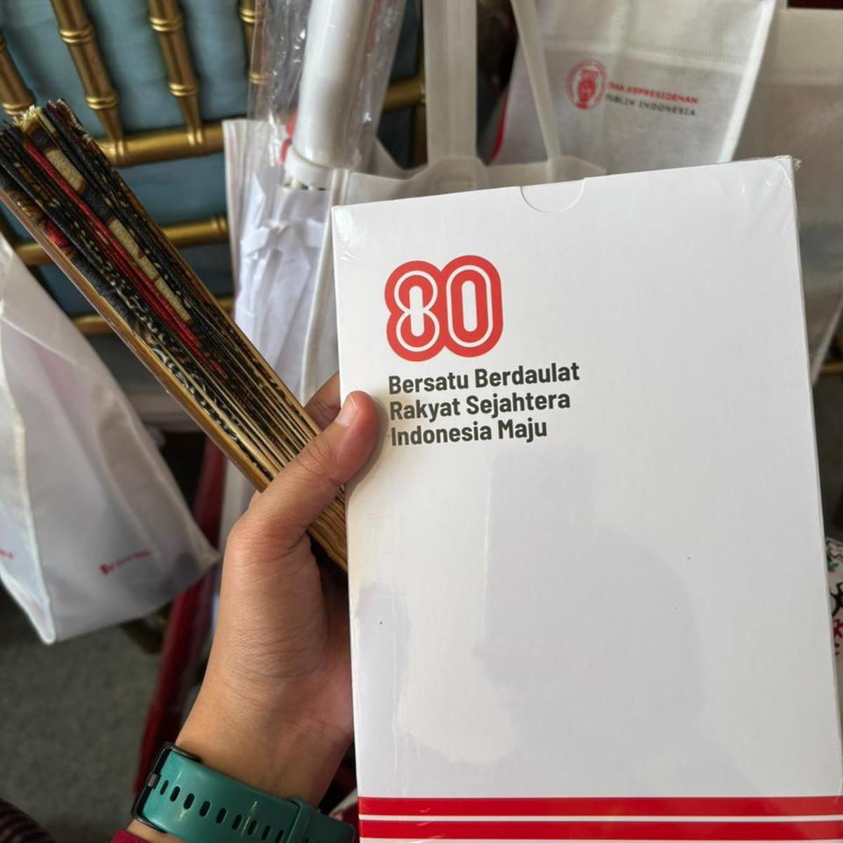 Suvenir HUT ke-80 RI di Istana: Payung, Tumbler hingga Buku Prabowo