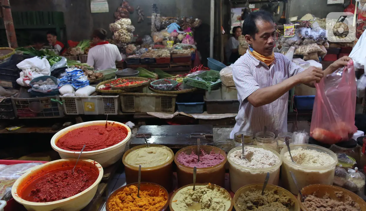 Pedagang bumbu masak merapikan dagangannya di sebuah pasar di Jakarta, Rabu (1/4/2020). Badan Pusat Statistik (BPS) mengumumkan pada Maret 2020 terjadi inflasi sebesar 0,10 persen, salah satunya karena adanya kenaikan harga sejumlah makanan, minuman, dan tembakau. (Liputan6.com/Angga Yuniar)
