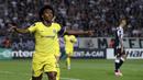 Gelandang Chelsea, Willian, melakukan selebrasi usai membobol gawang PAOK pada laga Liga Europa di Stadion Toumbas, Thessaloniki, Kamis (20/9/2018). PAOK takluk 0-1 dari Chelsea. (AP/Thanassis Stavrakis)