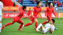 Para pemain Korea Selatan U-20 merayakan gol kedua ke gawang China U-20 yang dicetak Sung Jin-young (tengah) pada laga perempatfinal Piala Asia U-20 2023 di JAR Stadium, Tashkent, Uzbekistan, Minggu (12/3/2023). (AFC/Adam Aidil)