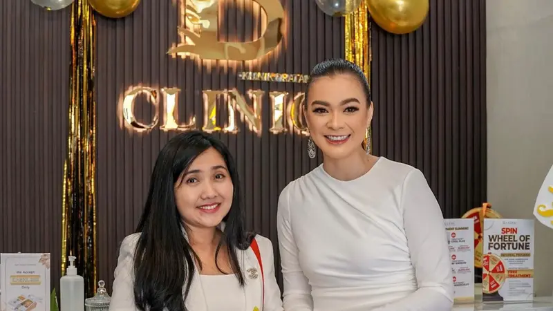 Founder B Clinic Official, Hervita Wahyuni bersama Kezia Warouw.