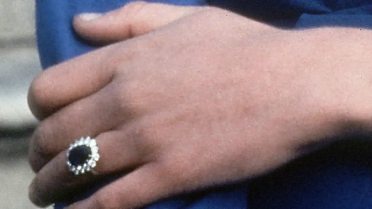 Cincin safir biru yang dikenakan Putri Diana