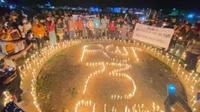 Aksi seribu lilin oleh simpatisan Ratu Bonu Wulla, caleg Nasdem yang undur diri meski terpilih (Liputan6.com/Ola Keda)