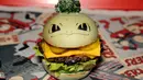 Sebuah burger 'Pokeburg' dengan nama 'Bulboozaur' yang terinspirasi dari karakter game fenomena Pokemon Go diperlihatkan di restoran Down N 'Out Burger, Sydney, Australia, (26/8). (REUTERS/Jason Reed)