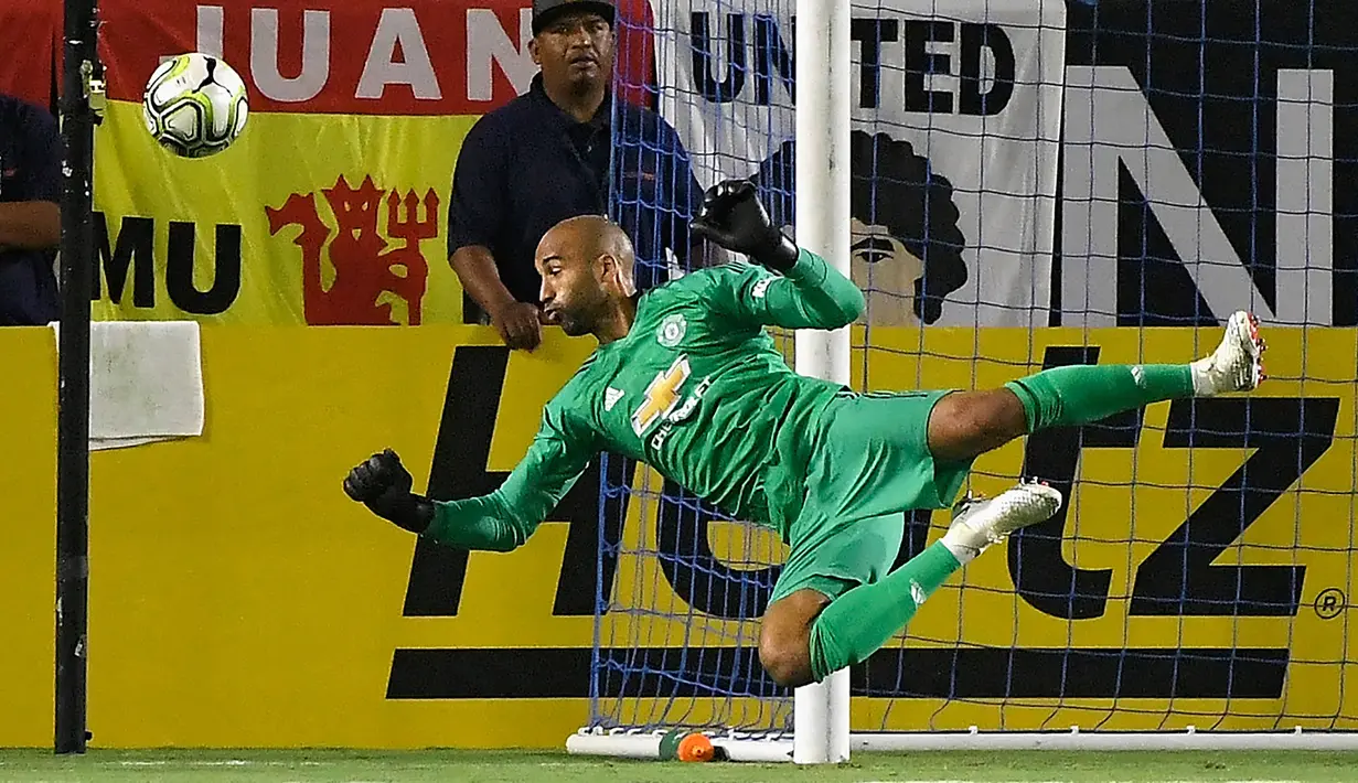 Kiper Manchester United, Lee Grant berusaha menangkap bola saat menghadapi AC Milan pada laga International Champions Cup 2018 di StubHub Center, California (25/7/2018). Lee Grant yang total membela Manchester United selama 4 musim mulai 2018/2019 hingga pensiun pada akhir musim 2021/2022, didatangkan Setan Merah dengan niali transfer 1,7 juta euro dari Stoke City yang harus terdegradasi pada akhir musim 2017/2018. Ia hanya tampil dalam 2 laga dengan kebobolan 3 gol. (AFP/Getty Images/John McCoy)