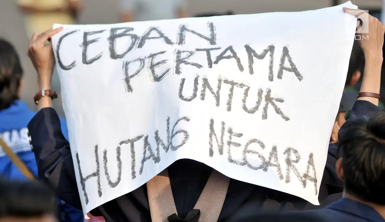 Mahasiswa gabungan se-Jabodetabek saat menggelar aksi unjuk rasa di depan Istana Merdeka, Jakarta, Selasa (16/7/2019). Dalam aksinya mereka mengecam pemerintah Jokowi atas hutang negara yang melonjak, politik dagang sapi, diskon pajak 300 persen, dan krisis penegakan HAM. (merdeka.com/Iqbal S. Nugro