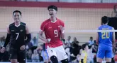 Pemain Timnas Voli Putra Indonesia, Rama, melakukan selebrasi saat melawan Filipina pada leg kedua SEA V League 2025  di GOR Internasional Velodrome Rawamangun, Jakarta Timur, Rabu (16/7/2025). (Bola.com/Abdul Aziz)