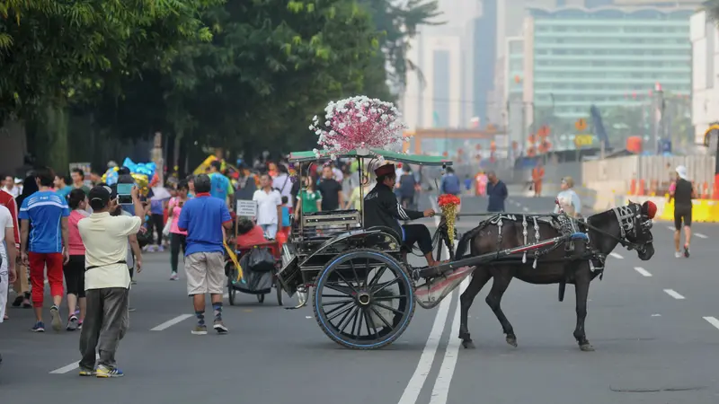 Sebuah delman main kucing-kucingan dengan petugas.