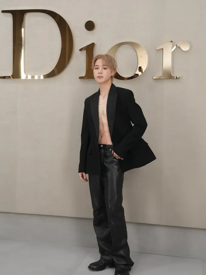 Pesona Prince Dior Jimin BTS Tampil Shirtless di Paris Fashion Week