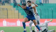 Winger PSIM Yogyakarta, Deri Corfe menjaga bola dari kejaran gelandang Persita Tangerang, Javlon Guseynov dalam laga pekan ke-30 BRI Super League 2025/2026 di Stadion Sultan Agung, Bantul, Kamis (30/4/2026). (Dok. PSIM)