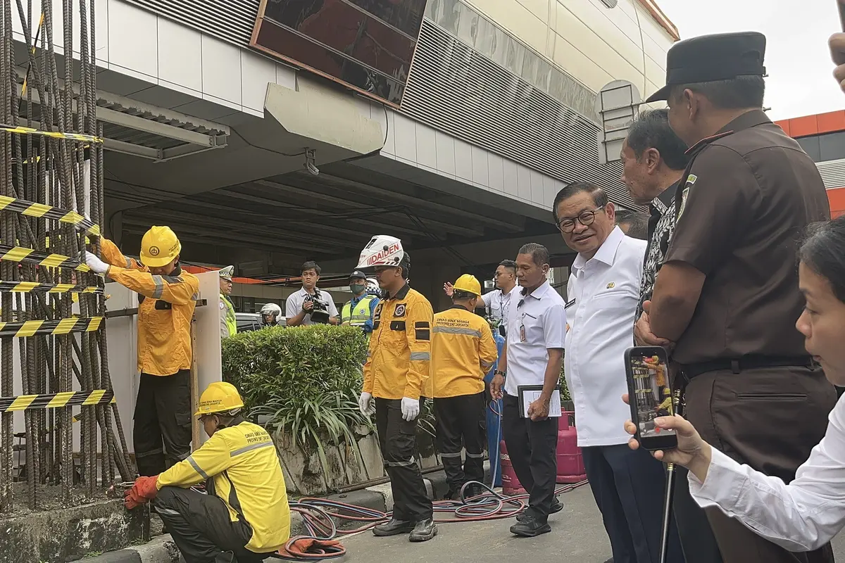 Gubernur dan Wakil Gubernur DKI Jakarta Pramono Anung dan Rano Karno secara resmi mulai membongkar tiang monorel mangkrak.