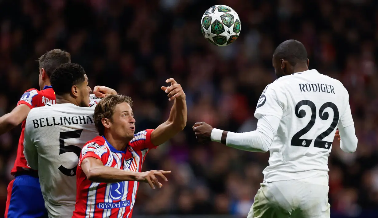Derby klub asal kota Madrid berlangsung ketat dan sengit. (Oscar DEL POZO CA—AS/AFP)