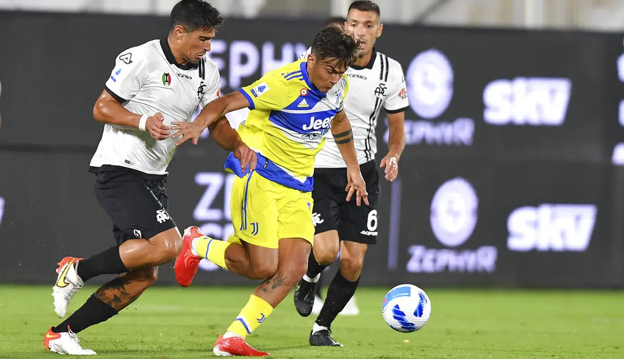 Penyerang Juventus, Paulo Dybala berusaha menguasai bola pada pekan kelima Serie A Liga Italia menghadapi Spezia di Stadio Alberto Picco, Kamis (23/9/2021) dini hari WIB. Juventus susah payah menang 3-2 di kandang Spezia. (Tano Pecoraro/LaPresse via AP)