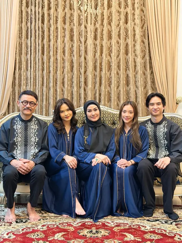 Pesona Anggun Baila Fauri Lebaran Bareng Keluarga Iis Dahlia, Serasi dengan Calon Mertua dan Adik Ipar
