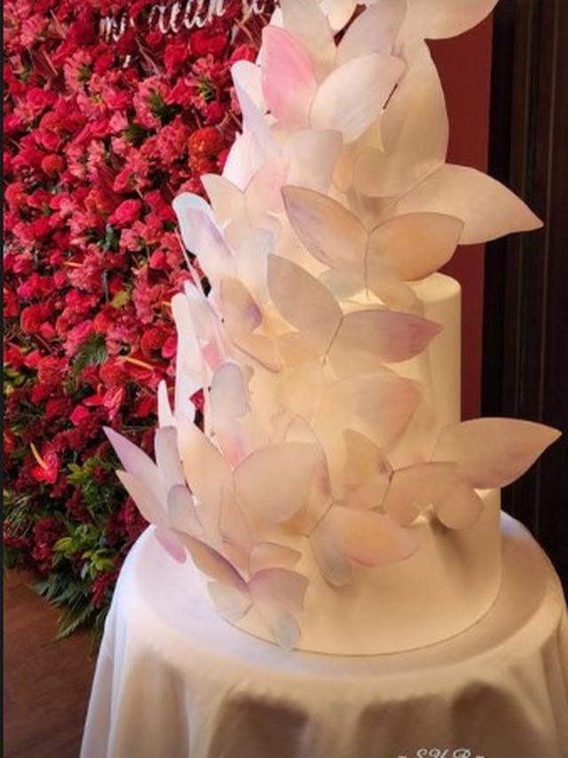 Syahrini merayakan ulang tahun ke-40 (https://www.instagram.com/p/CgtCcwWrRcO/)