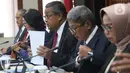 Gubernur Bank Indonesia Perry Warjiyo menyampaikan hasil Rapat Dewan Gubernur (RGD) Bank Indonesia di Jakarta, Kamis (19/12/2019). RDG tersebut, BI memutuskan untuk tetap mempertahankan suku bunga acuan 7 Days Reverse Repo Rate (7DRRR) sebesar 5 persen. (Liputan6.com/Angga Yuniar)