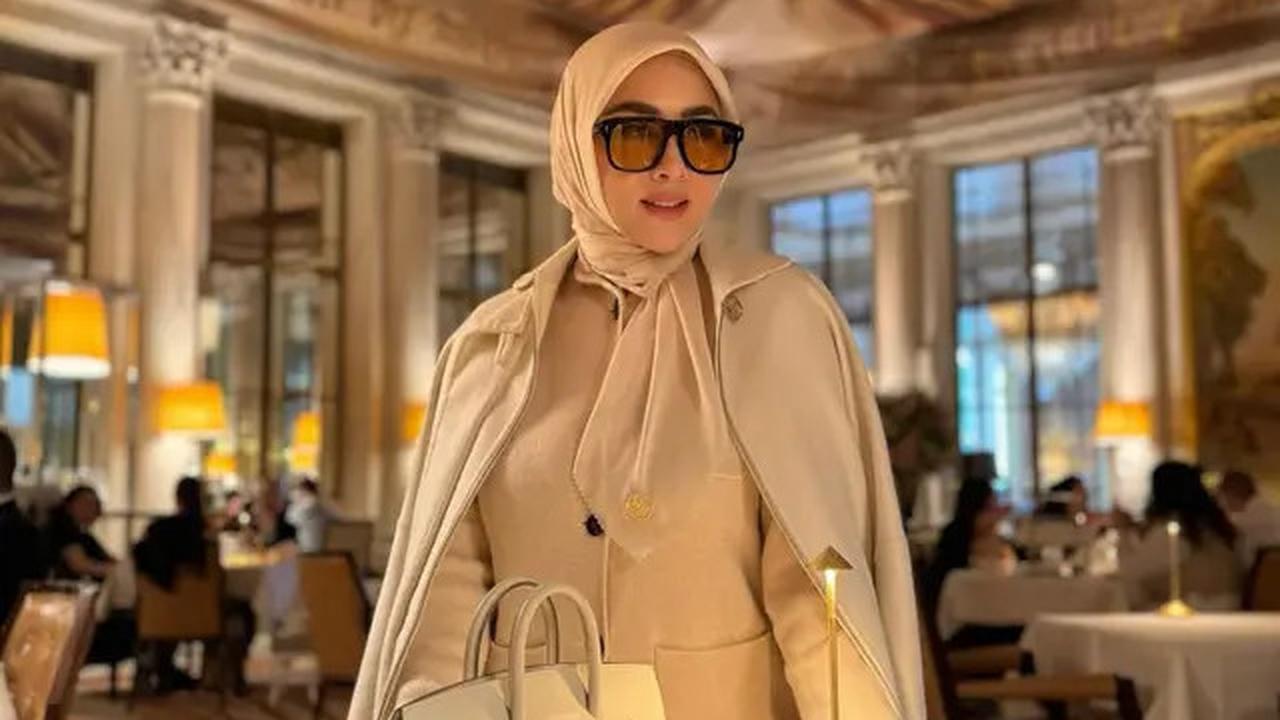 7 Outfit Syahrini dengan Blazer, Inspirasi Gaya Trendi dan Elegan