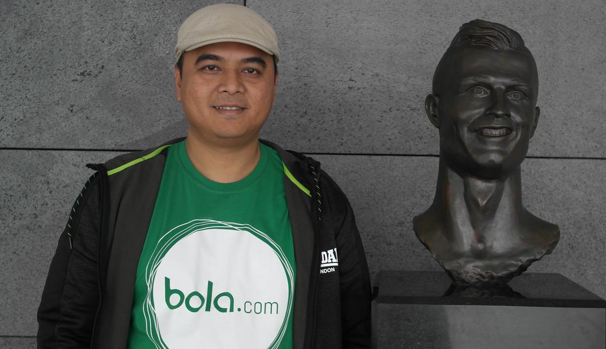Jurnalis Bola.com, Reza Khomaini, foto bersama patung Cristiano Ronaldo. Dirinya melakukan liputan khusus di kampung Madeira tempat kelahiran Cristiano Ronaldo. (Bola.com/Istimewa)