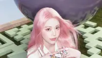 Carmen Hearts2Hearts Tampil Unreal dengan Rambut Pink, Rangkul Tren Warna 2026