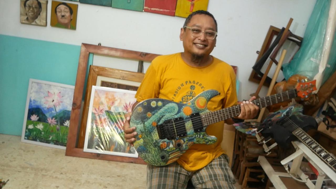 Pria Lumajang Ini Jago Lukis Gitar, Karyanya Diminati Musisi dan Kolektor