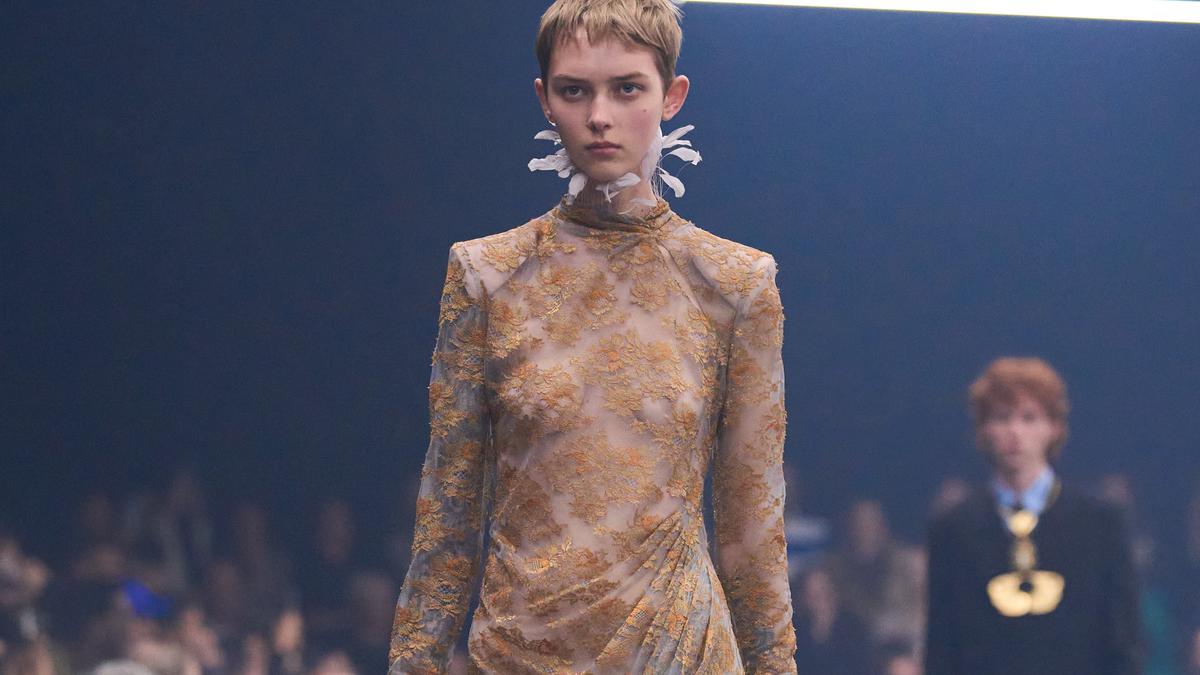 Era Baru Valentino Dimulai, Alessandro Michele Hadirkan Koleksi “Fireflies” di Paris Fashion Week