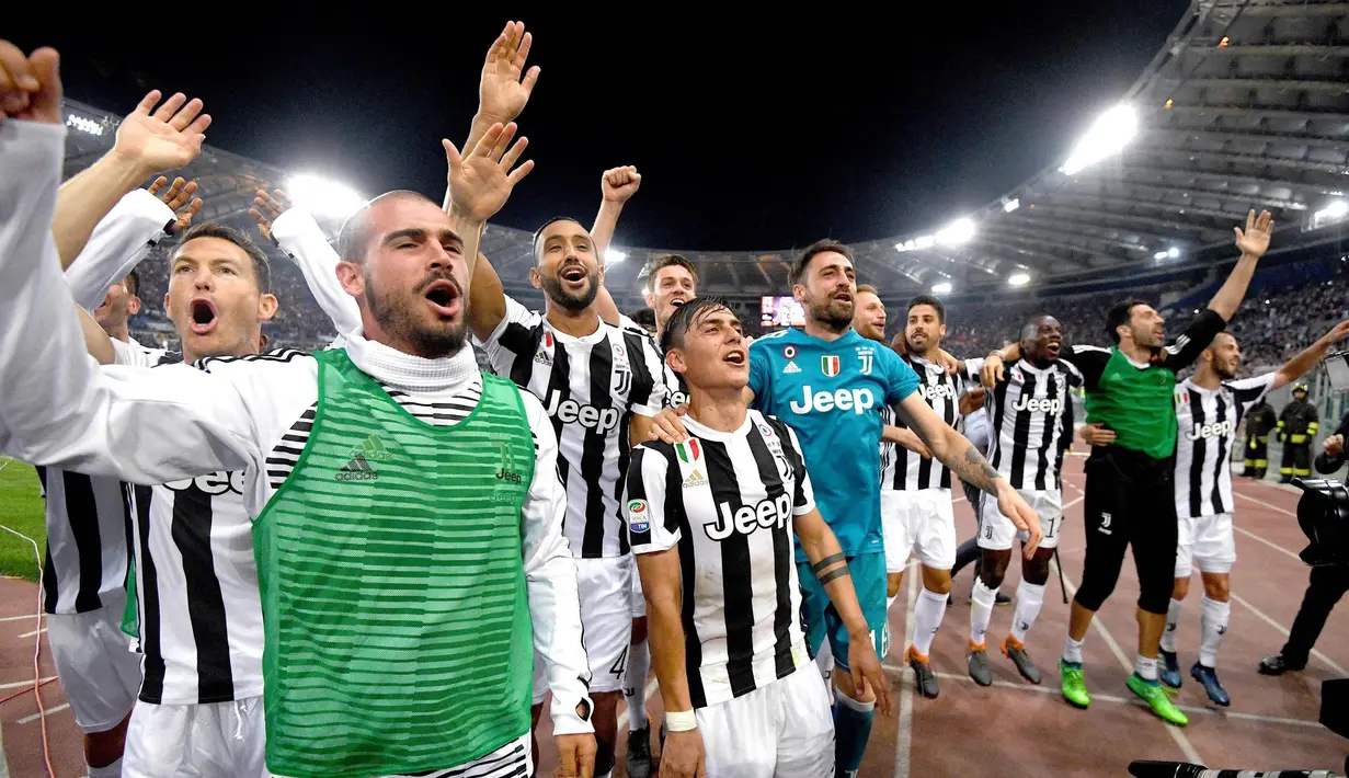 Para pemain Juventus melakukan selebrasi usai memastikan gelar scudetto setelah bermain imbang dengan AS Roma pada laga Serie A di Stadion Olimpico, Senin (14/5/2018). AS Roma imbangi Juventus dengan skor 0-0. (AP/Claudio Peri)