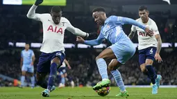 Penyerang Manchester City Raheem Sterling berebut bola dengan bek Tottenham Hotspur Emerson Royal pada pekan ke-26 Liga Inggris di Etihad stadium, Minggu (20/2/2022) dinihari WIB. Manchester City takluk 2-3 dari tim tamu, Tottenham Hotspur.  (AP Photo/Jon Super)