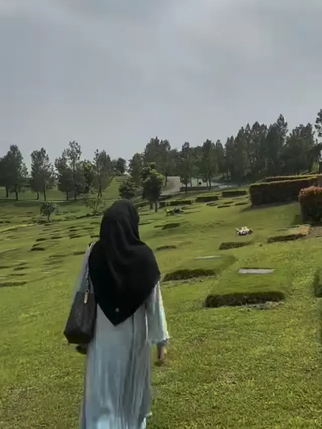 Clara Shinta Beli Kain Kafan dan Makam