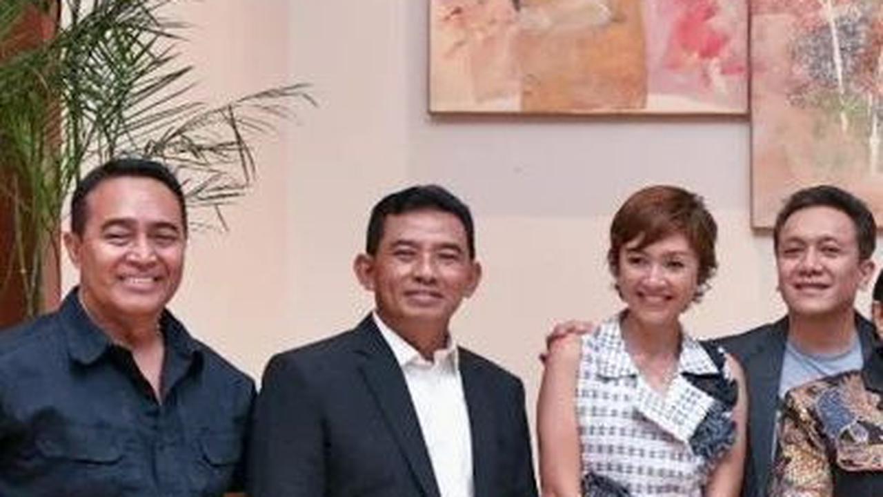 Mereka pun terlihat begitu akrab pada momen perayaan wedding anniversary. <br>