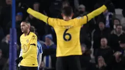 Chelsea akhirnya berhasil unggul terlebih dahulu pada menit ke-28. Tembakan jarak jauh Hakim Ziyech (kiri) tak mampu dibendung oleh kiper Brighton, Robert Sanchez. The Blues unggul 1-0 di babak pertama. (AP/Matt Dunham)