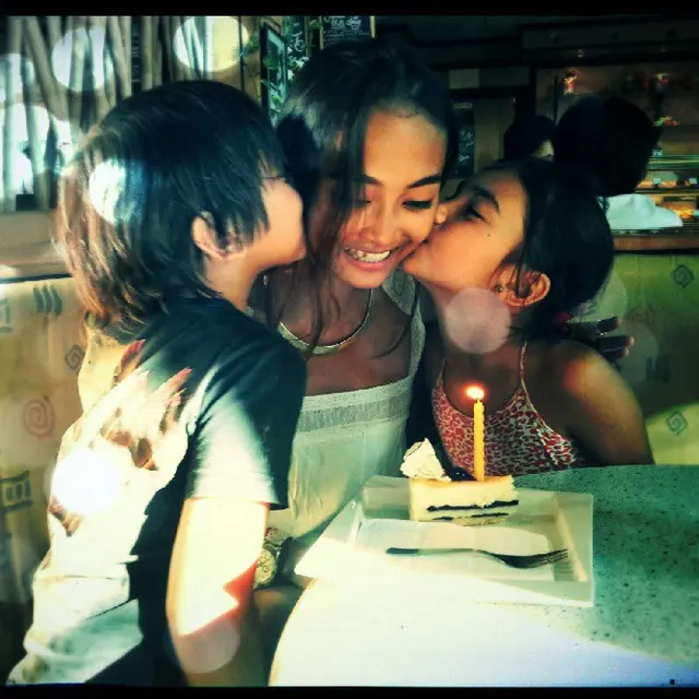 Sering Dikira Mama Kandung, Ini 6 Potret Masa Kecil Haico Van der Veken dan Ibu Tiri