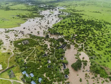 Pemandangan dari udara Cagar Alam Maasai Mara yang terendam banjir, menyebabkan puluhan wisatawan terdampar di Kabupaten Narok, Kenya, Rabu (1/5/2024). Kenya, bersama dengan wilayah lain di Afrika Timur, dilanda banjir. (AP Photo/Bobby Neptune)