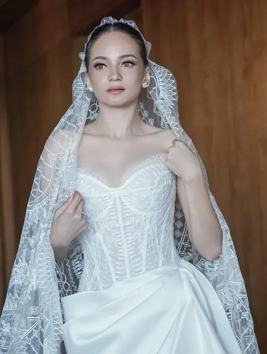 Enzy Storia pakai off-the-shoulder corset gown ber siluet ramping dan sulaman khas Lebanon rancangan Monica Ivena. [Instagram/enzystoria]