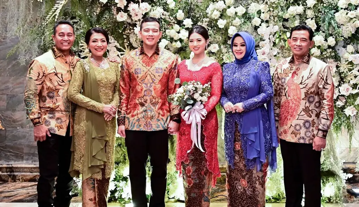 Momen sakral ini  terlihat juga Andika Perkasa dan sang istri yang dibalut kebaya biru, serta calon mertua Angela yang memilih kebaya hijau yang tak kalah cantik. [Foto: Instagram/hafizzyakbar]