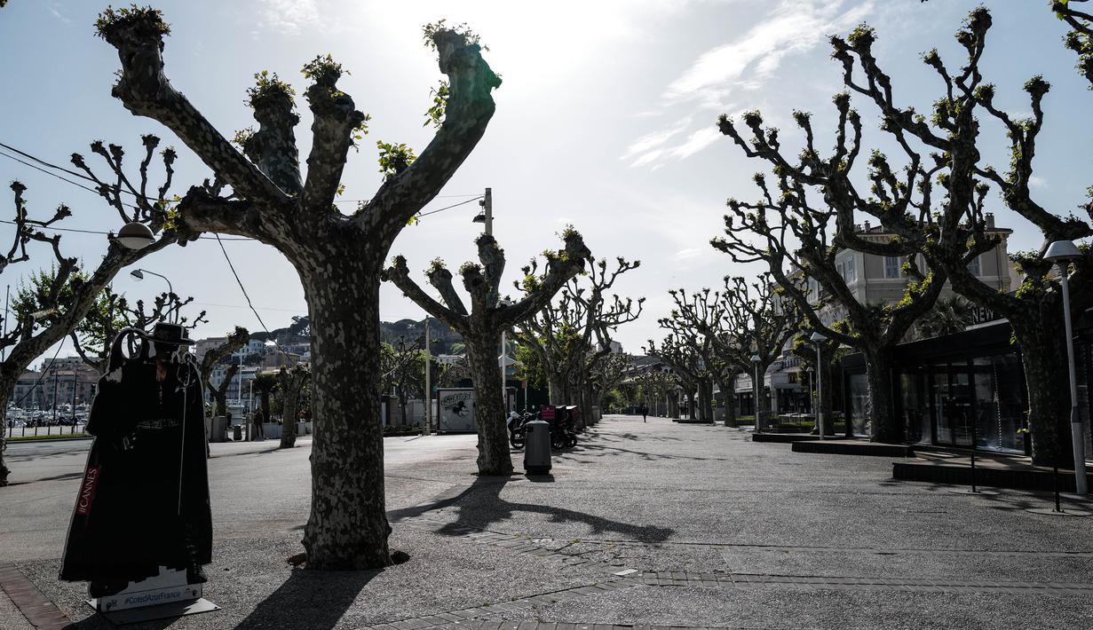 Foto yang diabadikan pada 18 April 2020 ini menunjukkan jalan yang kosong di Cannes, Prancis. Salah satu festival film terbesar di dunia yang sedianya berlangsung pada 12-23 Mei 2020 ini tidak akan berlangsung dalam "bentuk aslinya" akibat pandemi COVID-19. (Xinhua/Serge Haouzi)