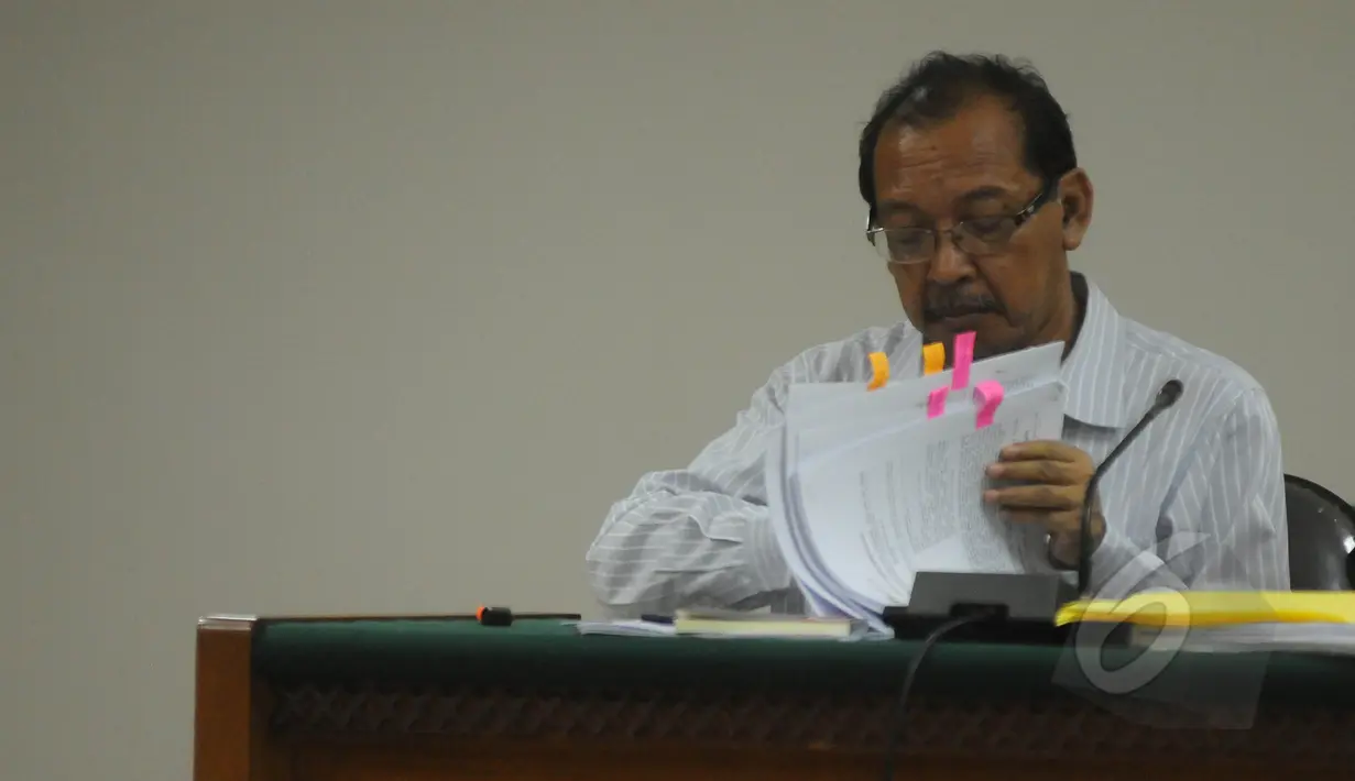 Direktur PT Media Karya Sentosa, Antonius Bambang Djatmiko menjalani sidang lanjutan di Pengadilan Tipikor, Jakarta, Kamis (19/3). Antonius didakwa bersama-sama petinggi perusahaannya menyuap eks Bupati Bangkalan Fuad Amin. (Liputan6.com/Herman Zakharia)