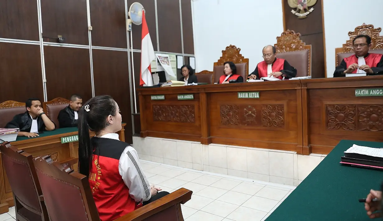 Begitu juga saat menjawab pertanyaan dari Jaksa Penuntut Umum cara menggunakan sabu hingga rasa penyesalan. (Nurwahyunan/Bintang.com)