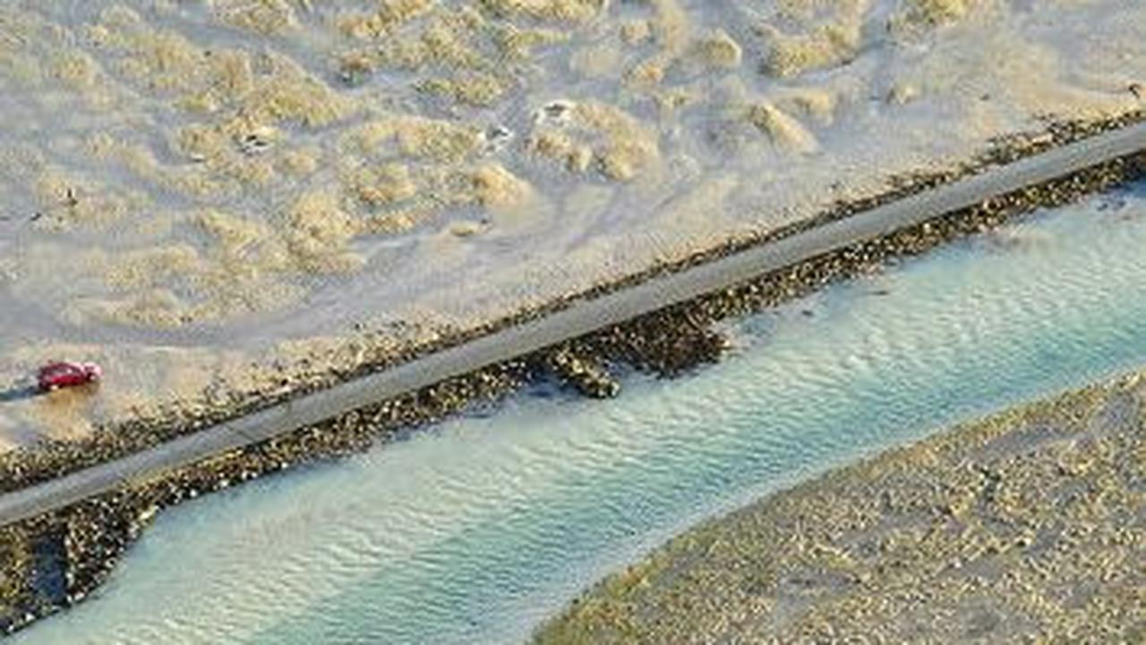 Ketika air pasang datang, jalan tersebut akan hilang karena tenggelam air laut.