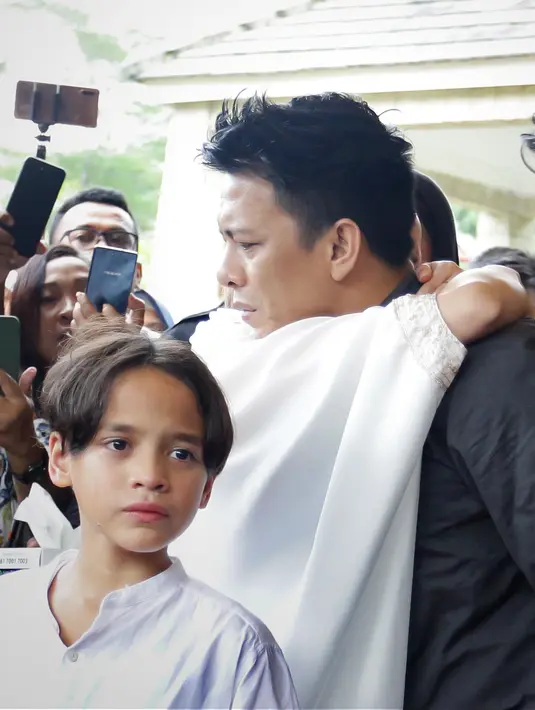 Ariel Noah dan BCL di Pemakaman Ashraf Sinclair (Bambang E Ros/Fimela.com)
