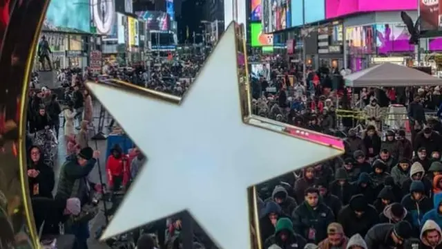 Ratusan Umat ​​Muslim Kembali Gelar Shalat Tarawih di Times Square New York