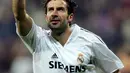 Luis Figo - Gelandang serang asal Portugal itu meraih Ballon d'Or tahun 2001 kala berseragam Real Madrid. Pada tahun itu dirinya berhasil mempersembahkan Los Blancos double winners. (AFP/Javier Soriano)