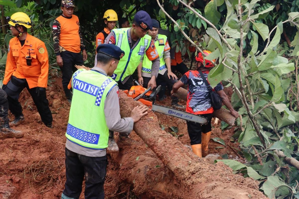 FOTO: Operasi SAR Longsor Majenang Terus Diperkuat, 20 Warga Masih Dalam Pencarian
