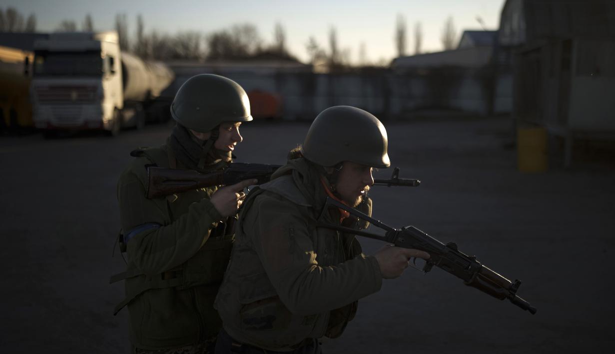 Relawan sipil menghadiri kamp pelatihan Pasukan Pertahanan Teritorial Ukraina di Brovary, timur laut Kiev, Ukraina, Senin (21/3/2022). (AP Photo/Felipe Dana)