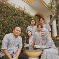 Ikut merayakan Lebaran di rumah Sule, Mahalini-Rizky Febian kompak dalam busana abu-abu [@rizkyfbian]